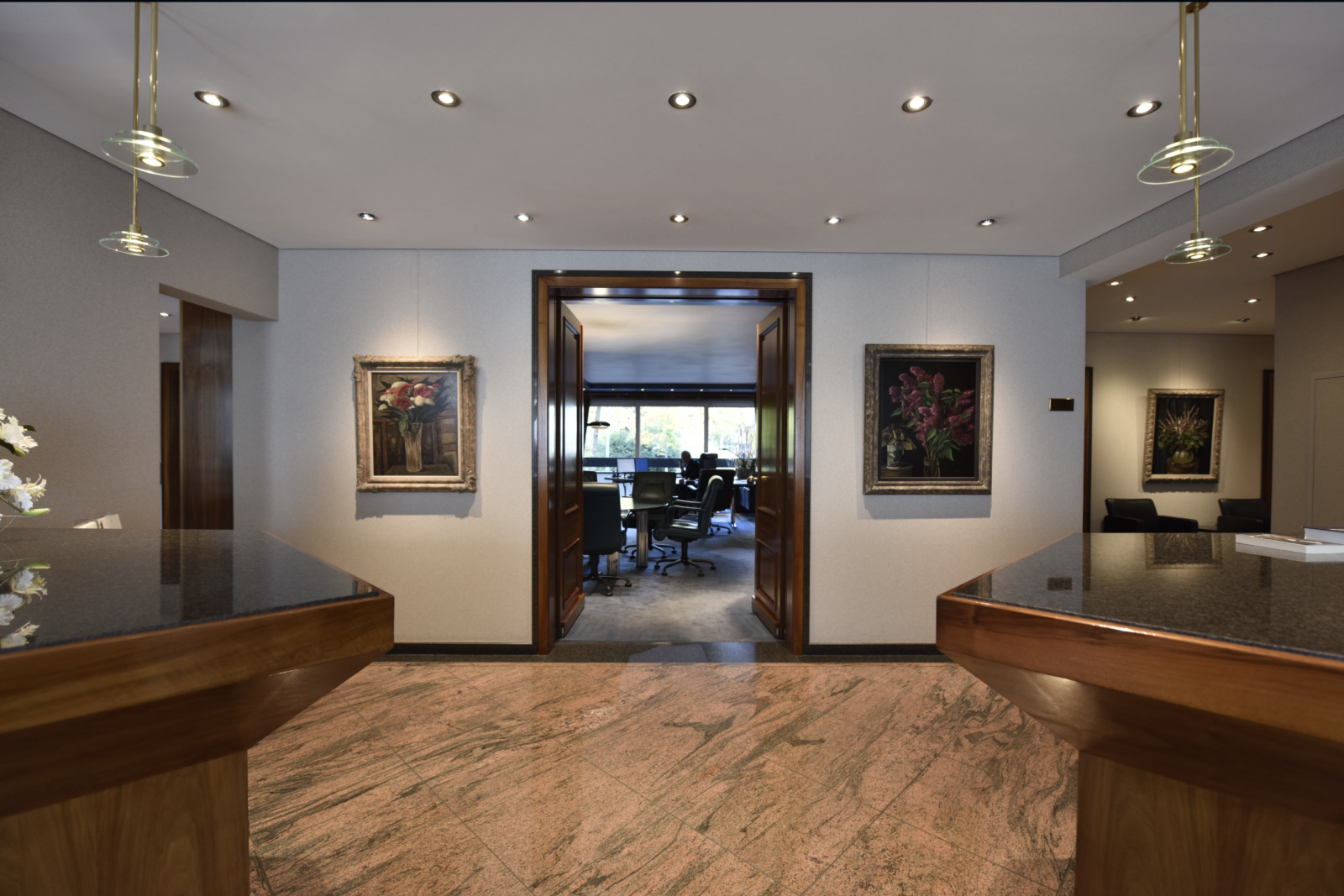 Eingangsbereich der ISF in Frankfurt mit Tresen und Blick in das Besprechnungszimmer auf den Holzhausenpark.