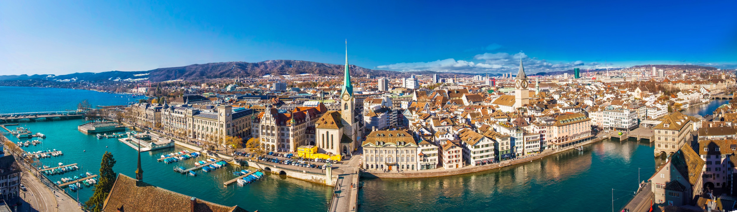 Blick bei schönem Wetter auf Zürich und den Zürichsee. Auch zu sehen ist im VorderGrund die Limmat und im Hintergrund die Stadt Zürich.