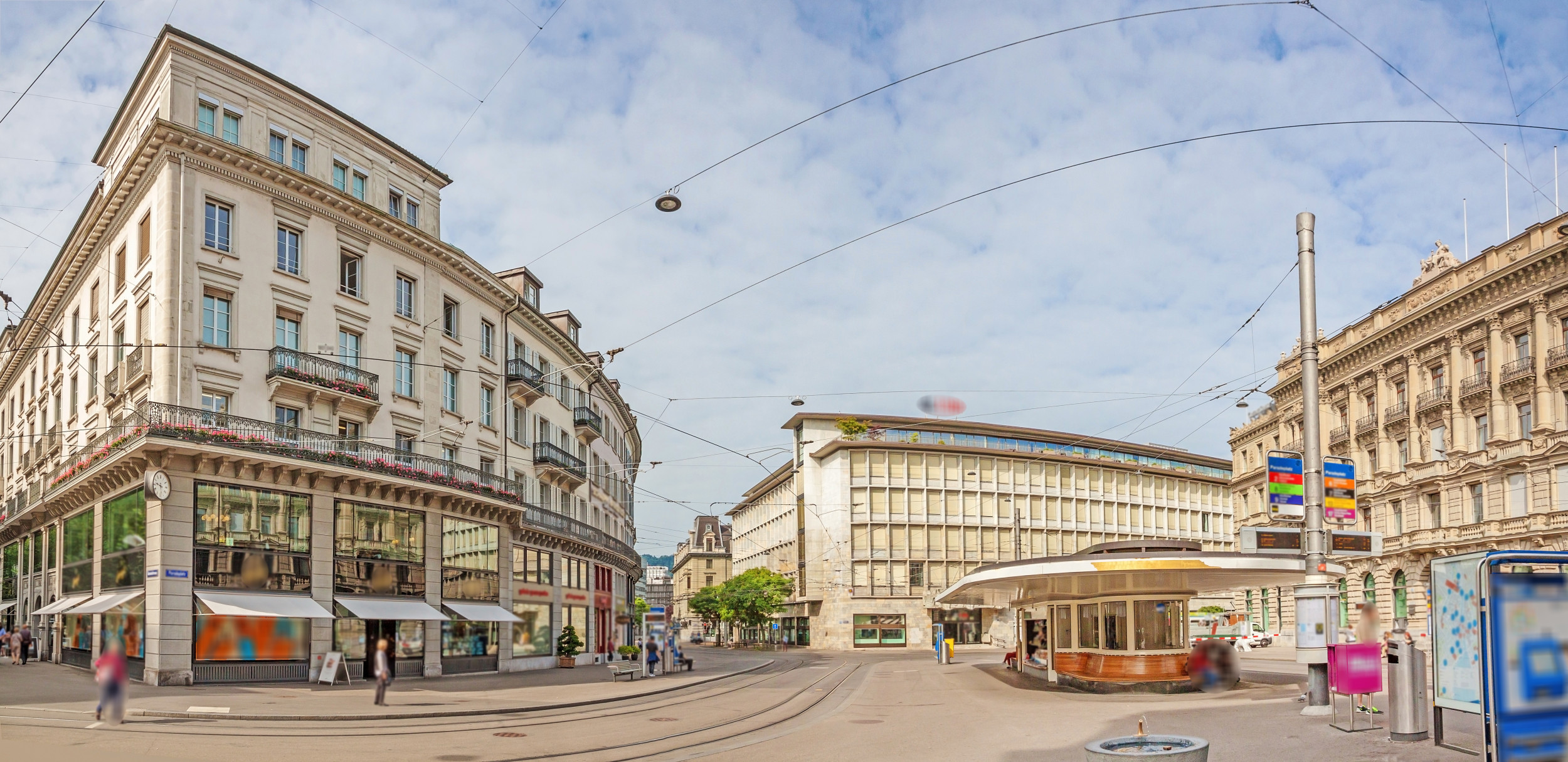 Der Paradeplatz in Zürich mit Blick von der Bahnhofstraße