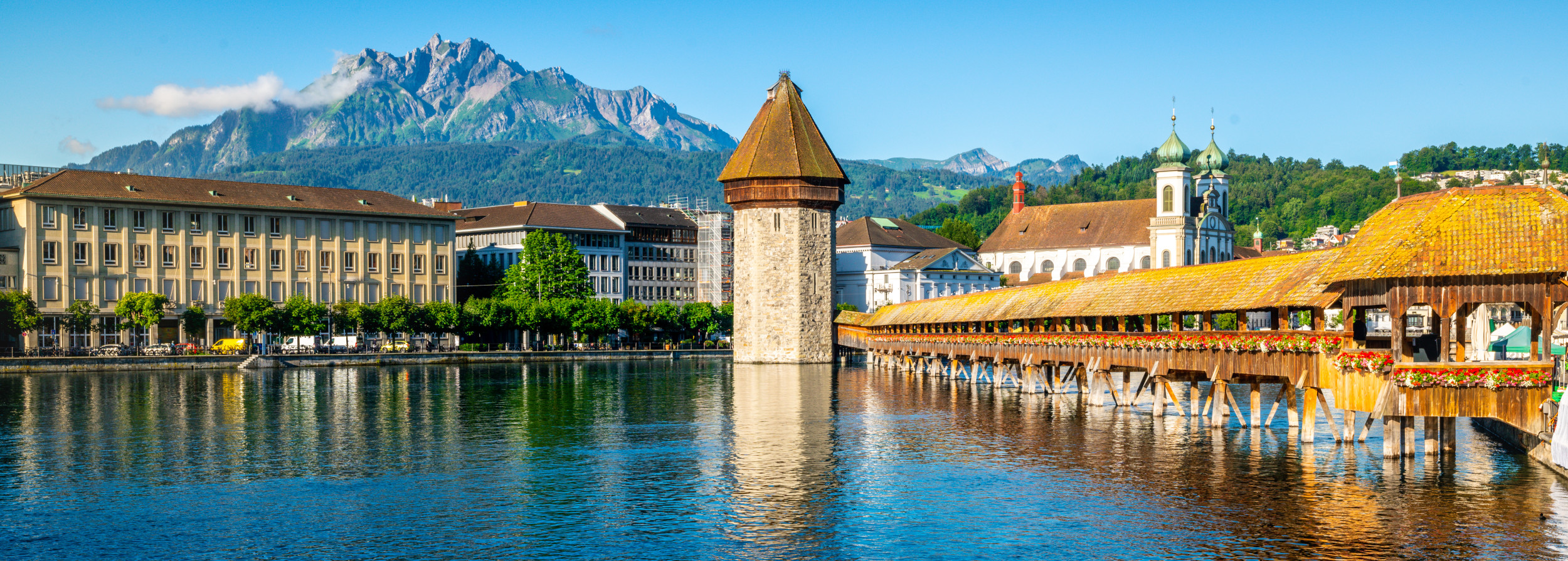 Panoramablick auf die Kappelbrücke in Luzern und den Pilatus bei blauen  Sommerhmmel.