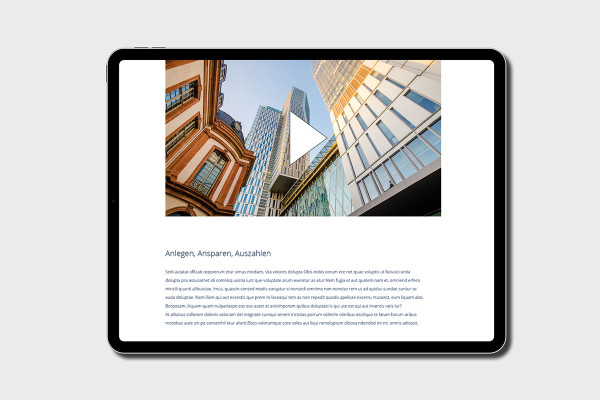 Ein Tableauf dessen Bildschirm ein Video angezeigt wird mit Play Zeichen und darunter einer kurzen Beschreibung.