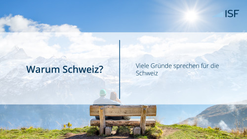 Auf dem Bild ist ein Folie von einer Präsentation zu sehen mit der Überschrift "Warum Schweiz" und dem Text daneben "Viele Gründe sprechen für die Schweiz". Im Hintergrund sind die Alpen zu sehen davor eine Bank mit einem paar das auf die Berge schaut.
